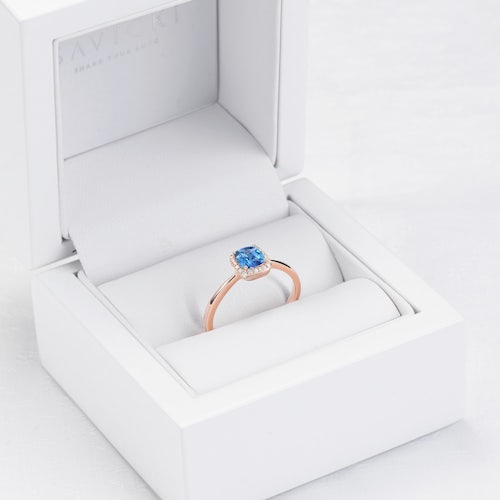 Pierścionek zaręczynowy SAVICKI: różowe złoto, niebieski szafir, diamenty